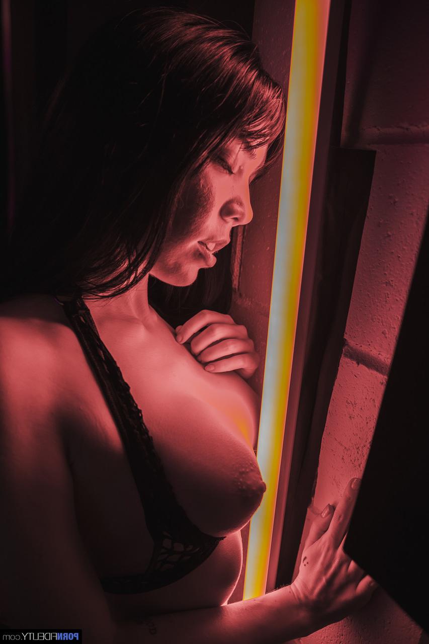 20P La sensuelle MILF Leda Bear révèle ses faux et se masturbe avec des bas chauds.