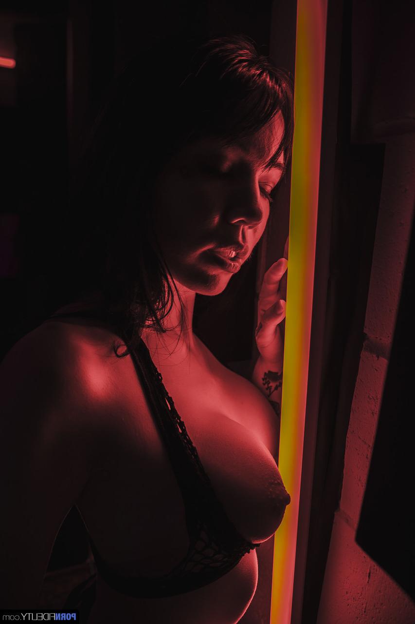 20P La sensuelle MILF Leda Bear révèle ses faux et se masturbe avec des bas chauds.