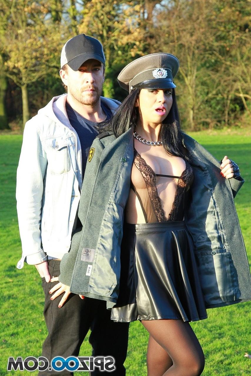 19P La poulette espagnole Julia de Lucia enlève sa tenue militaire avant de baiser hardcore.