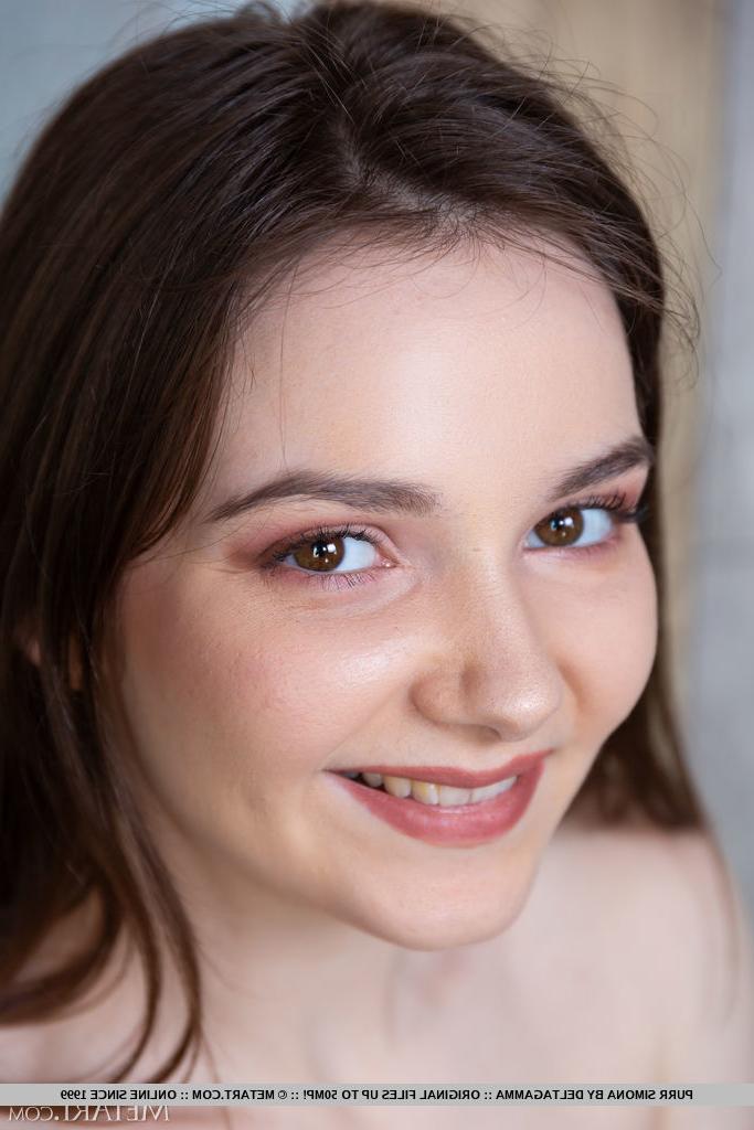18P La douce jeune Purr Simona enlève sa tenue de ballerine pour se mettre nue.