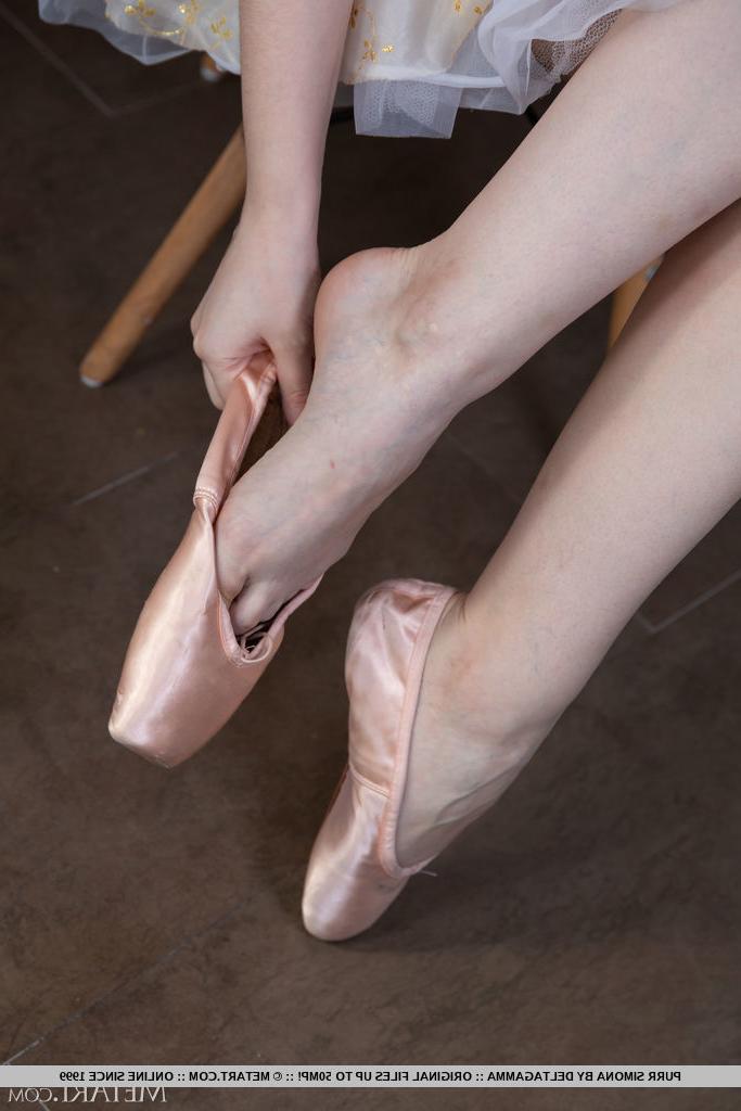 18P La douce jeune Purr Simona enlève sa tenue de ballerine pour se mettre nue.