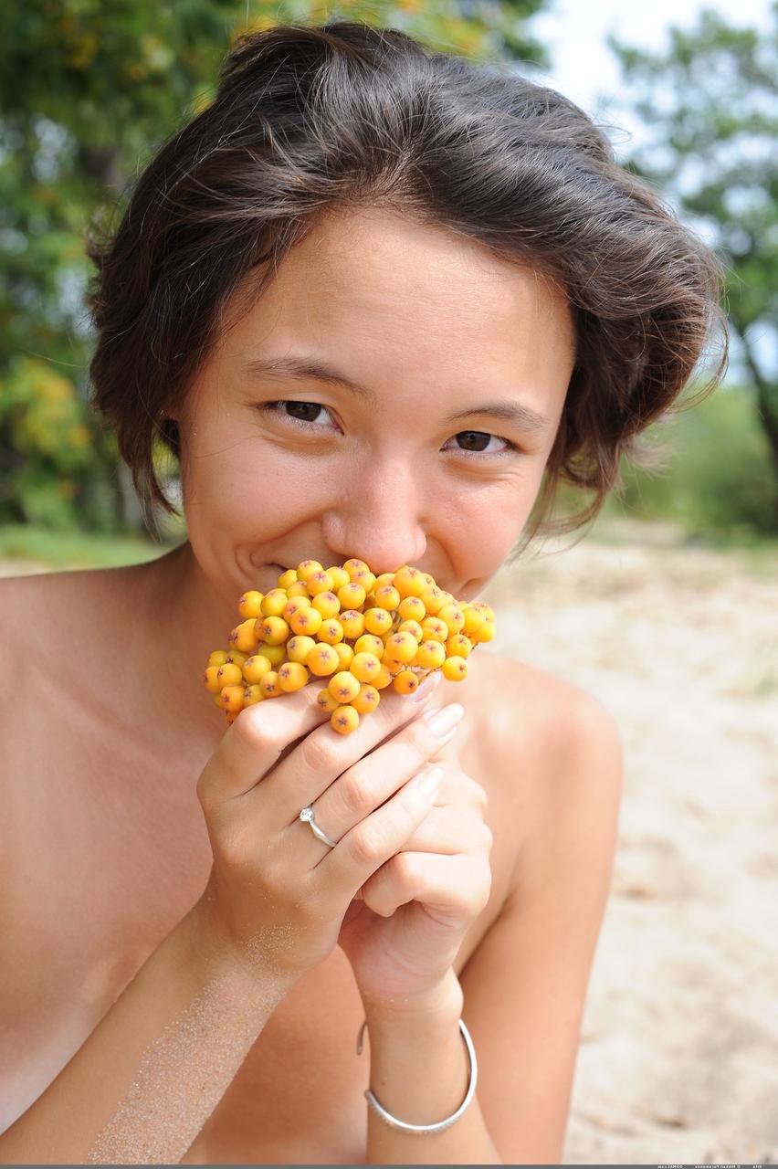 20P La dulce Rita posa desnuda y se burla con sus pequeñas tetas y su chocho en la playa