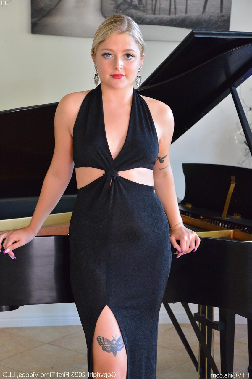 20P La blonde sexy Jill se masturbe avec un gode blanc alors qu'elle est assise au piano.