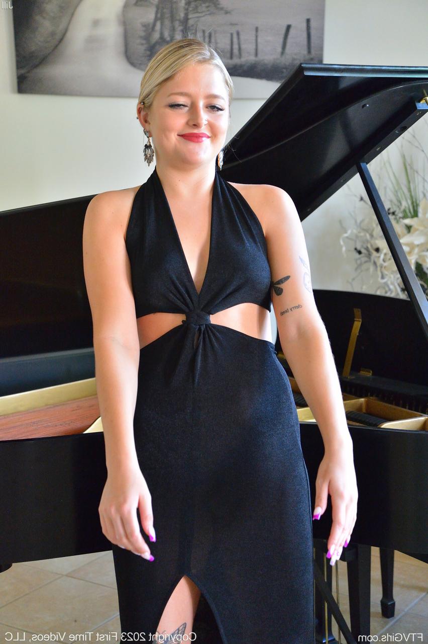 20P La blonde sexy Jill se masturbe avec un gode blanc alors qu'elle est assise au piano.