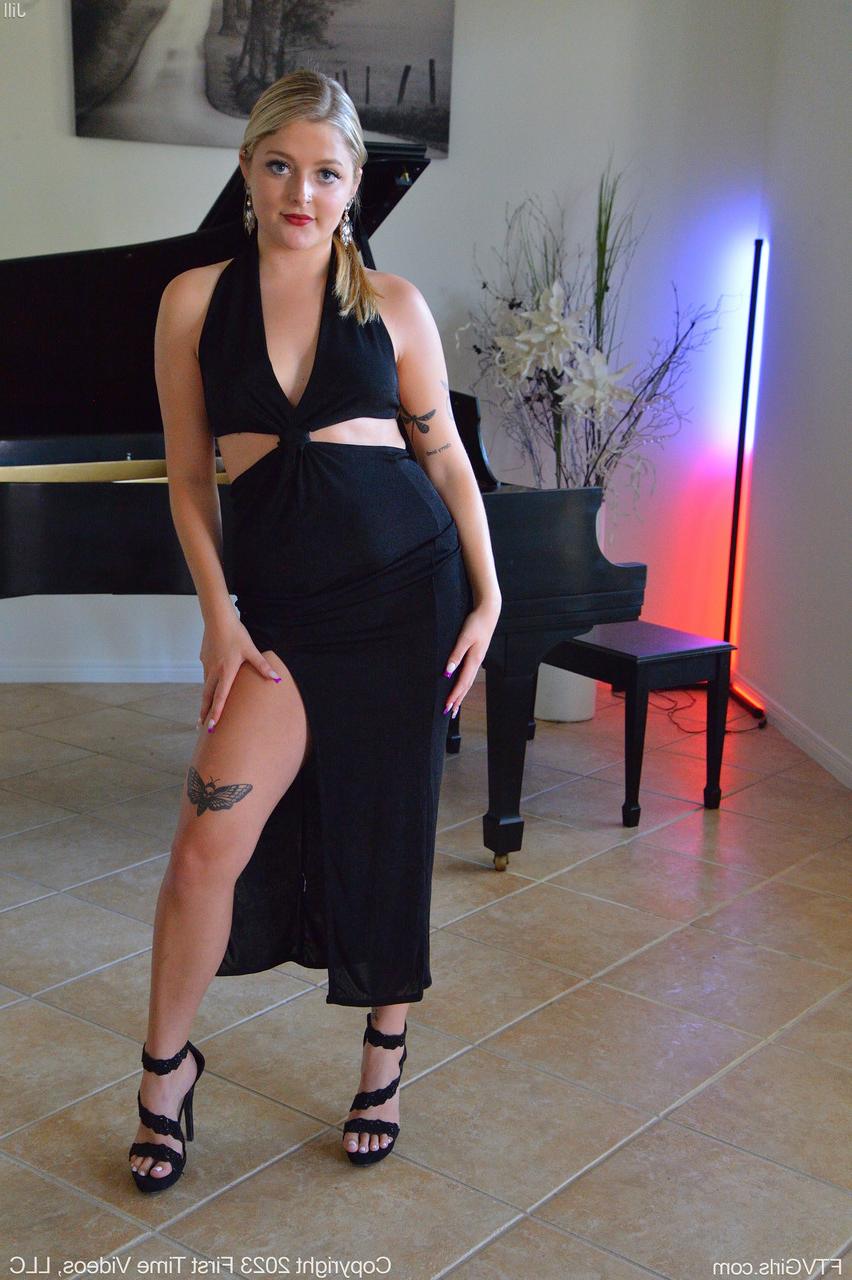 20P La blonde sexy Jill se masturbe avec un gode blanc alors qu'elle est assise au piano.