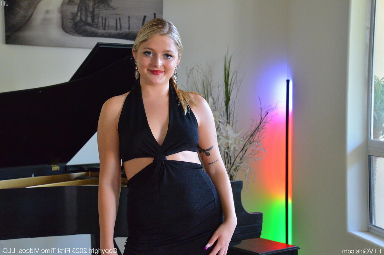 20P La blonde sexy Jill se masturbe avec un gode blanc alors qu'elle est assise au piano.