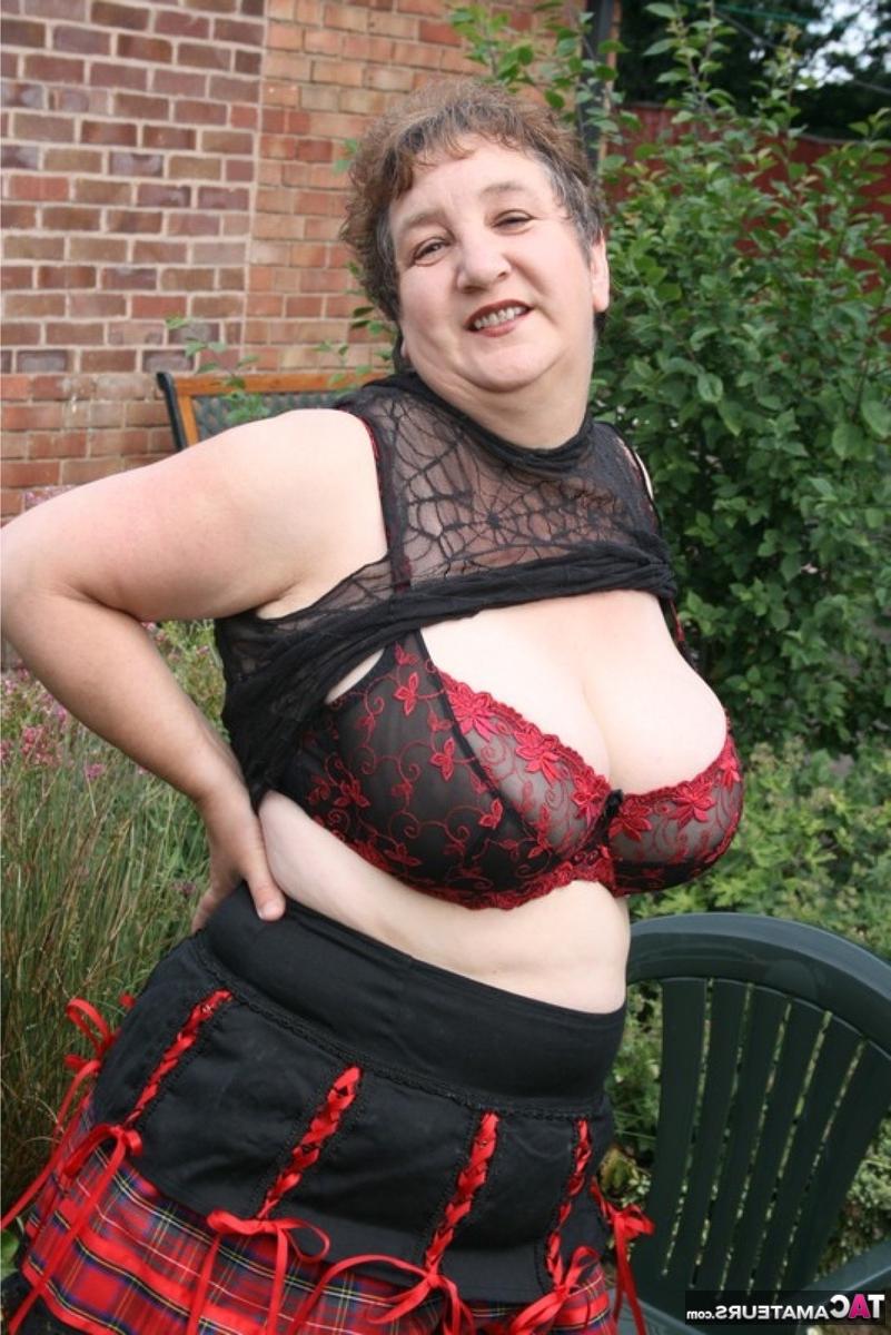 16P Die britische, pralle Kinky Carol zeigt ihre großen Titten vor der Outdoor-Upskirt-Action