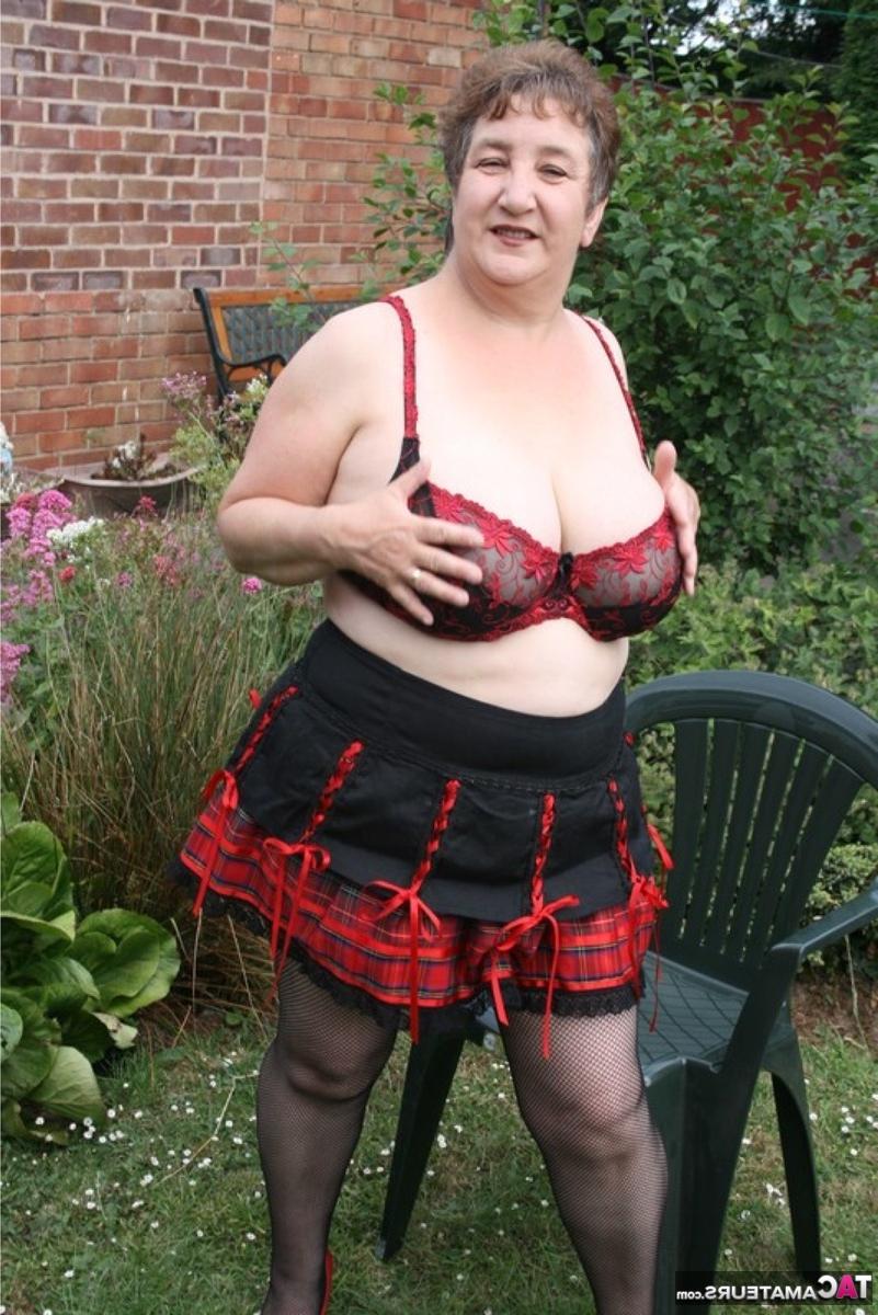 16P Die britische, pralle Kinky Carol zeigt ihre großen Titten vor der Outdoor-Upskirt-Action
