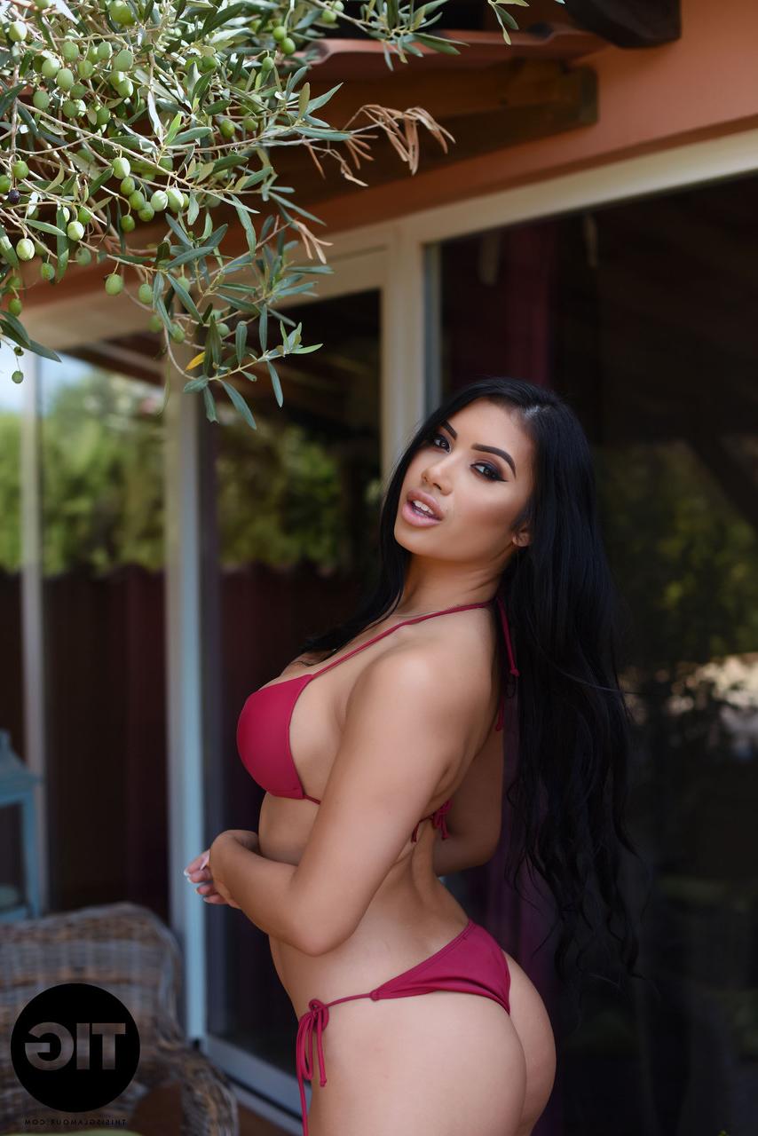 20P Gorgeous British model Nicole Snow exposes her fake tits & round ass in heels