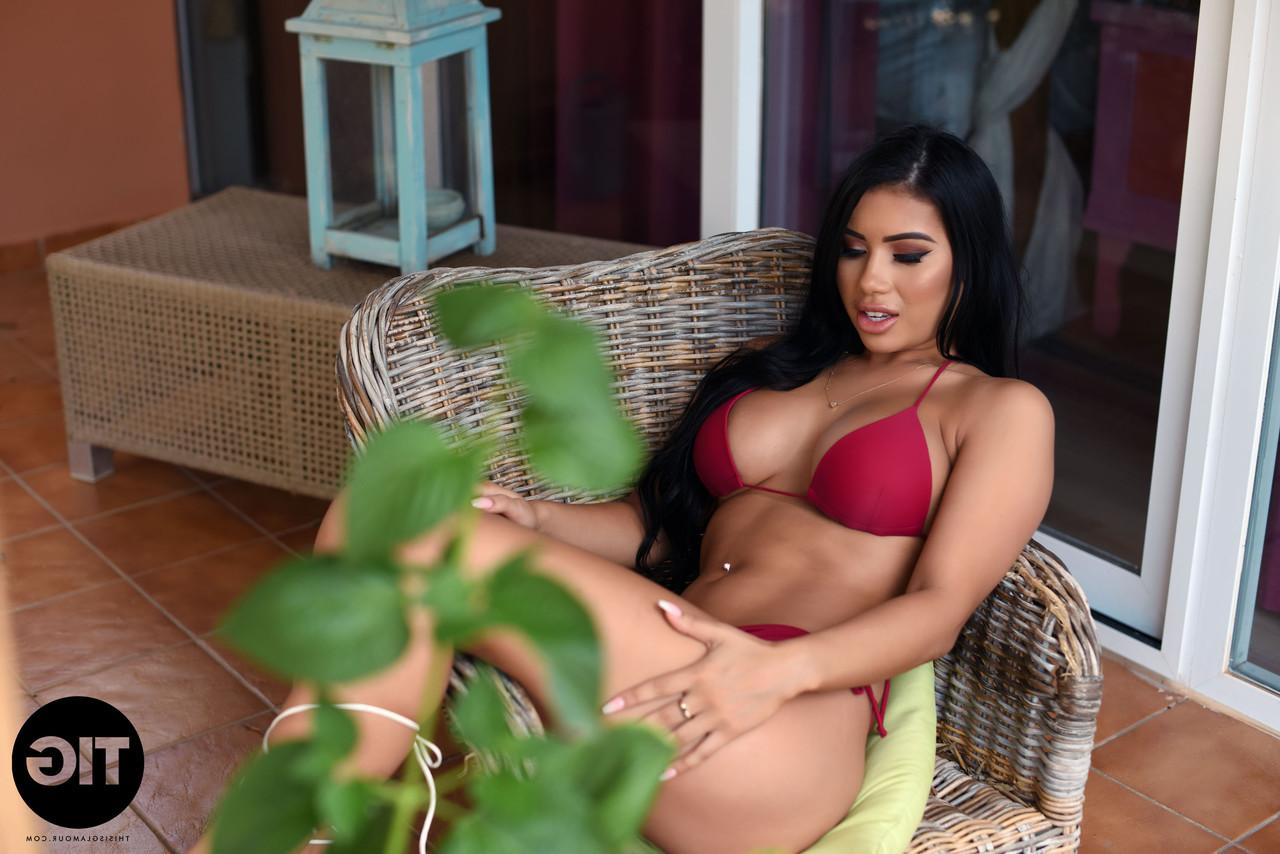20P Gorgeous British model Nicole Snow exposes her fake tits & round ass in heels