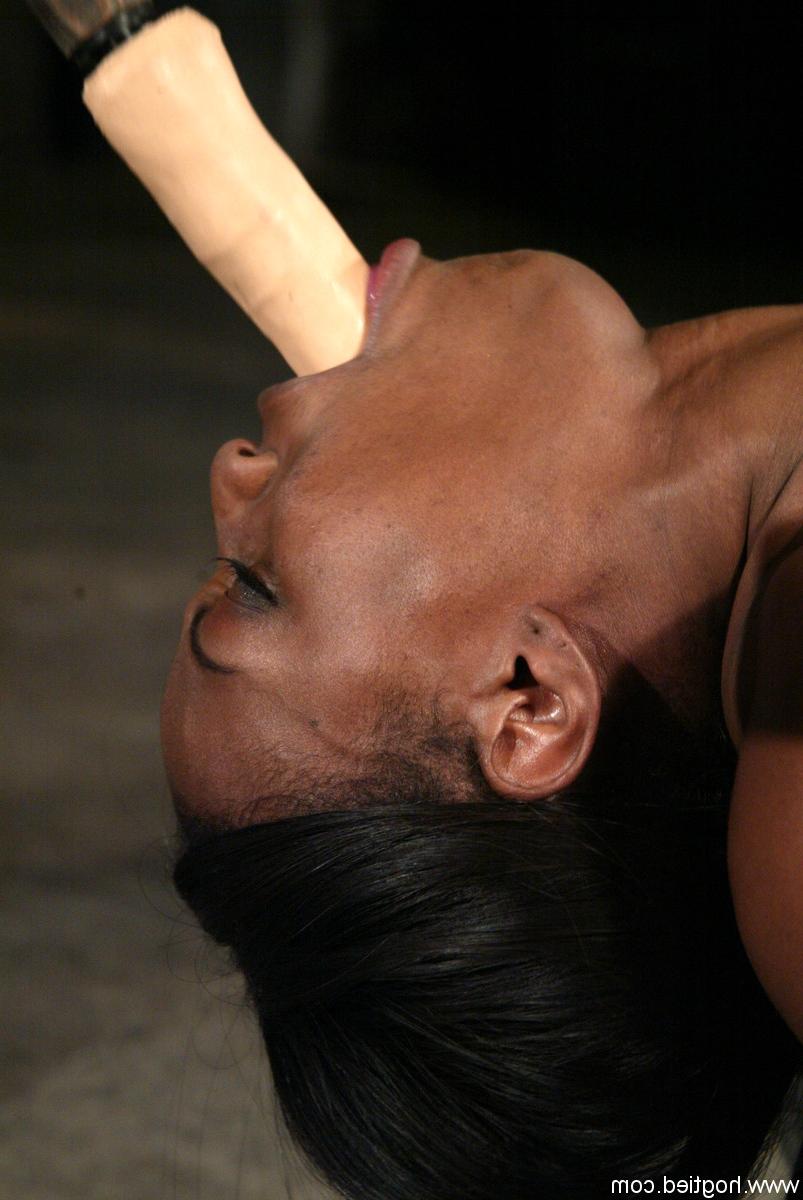 20P A gata negra sexy Jada Fire faz com que sua vulva brinque e toque enquanto está amarrada