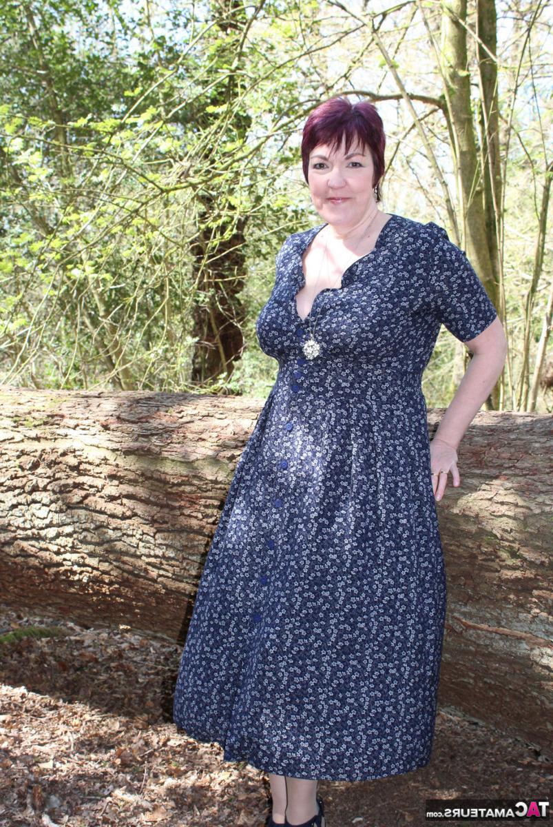 16P Senhora madura com cabelo curto Layla Bird mostra seus peitos e buceta na floresta