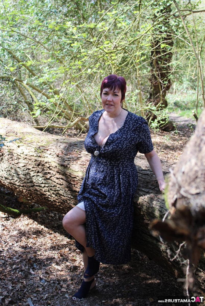 16P Senhora madura com cabelo curto Layla Bird mostra seus peitos e buceta na floresta