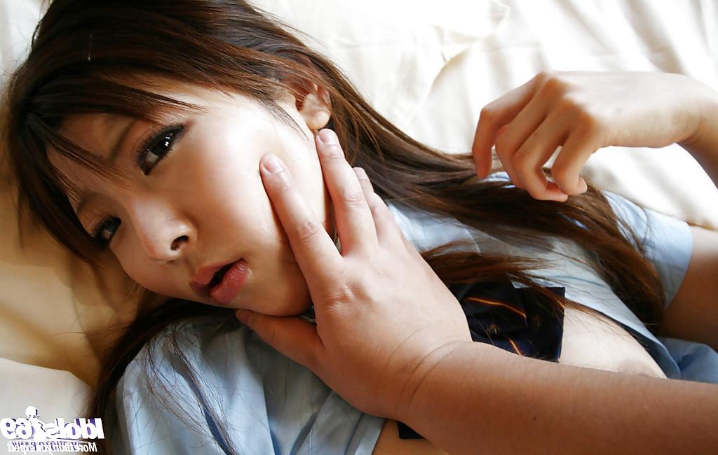 16P Une écolière asiatique soumise se fait pilonner la chatte poilue en hardcore