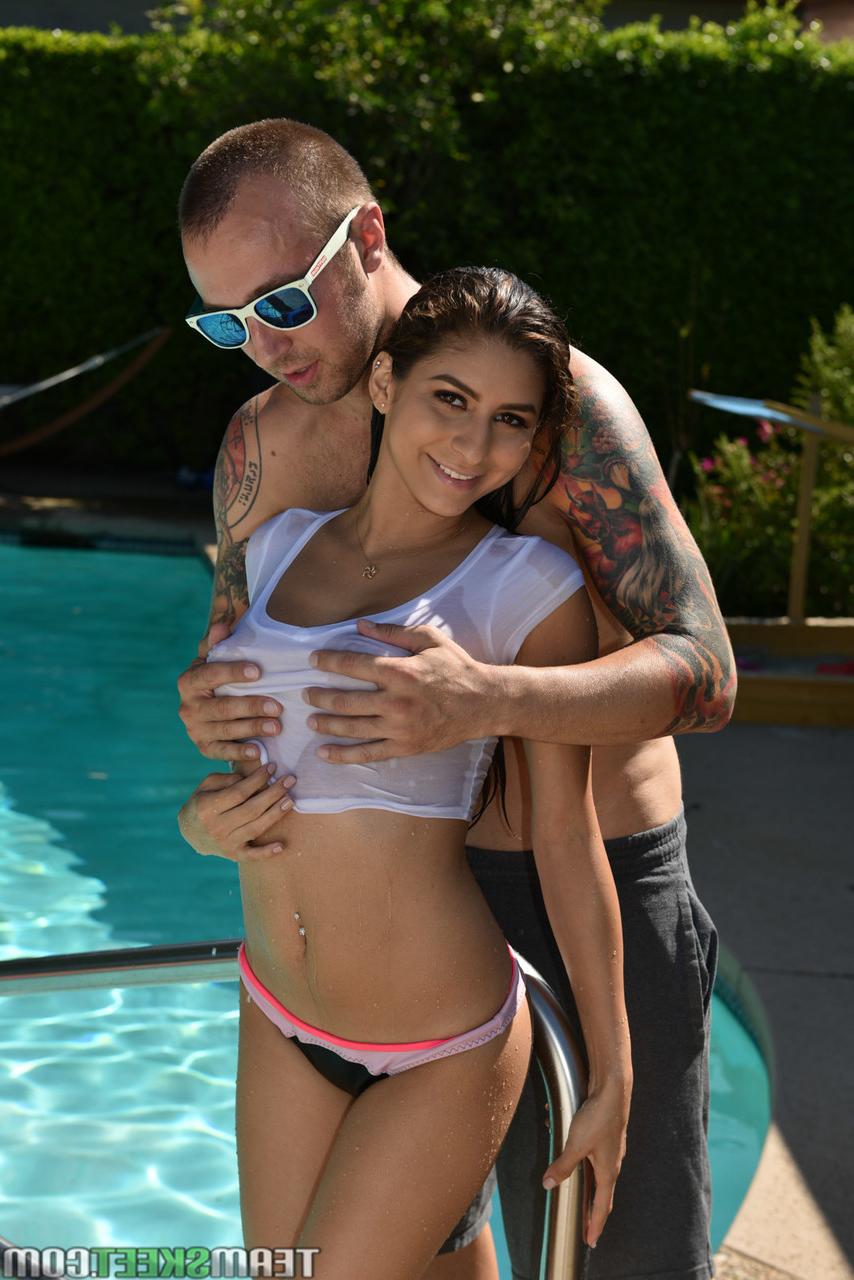 18P La chaudasse Nina North aux seins sexy se fait prendre au bord de la piscine après une baise de seins.