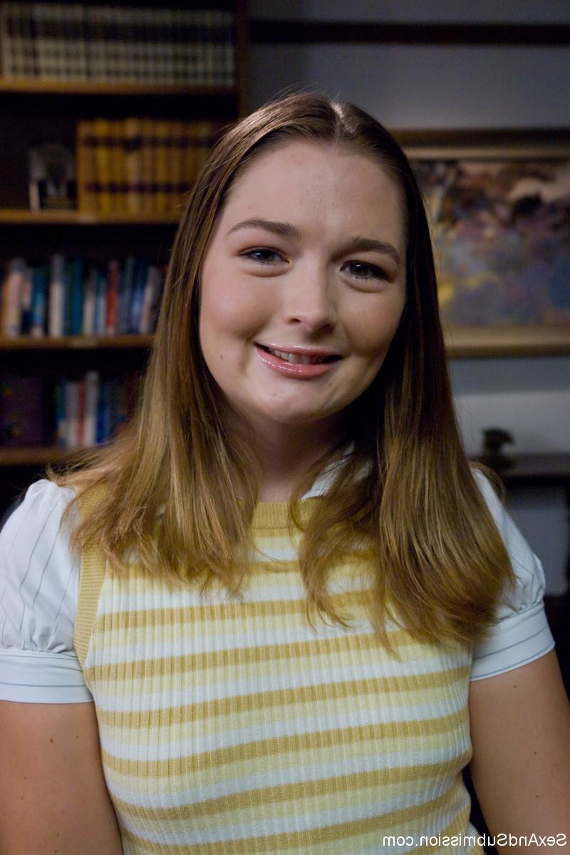 20P Adolescente com uma bunda grande Savannah West leva espancada e tocada pela professora