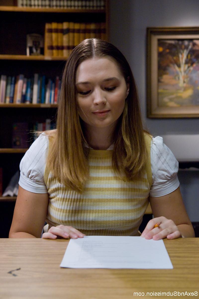 20P Adolescente com uma bunda grande Savannah West leva espancada e tocada pela professora