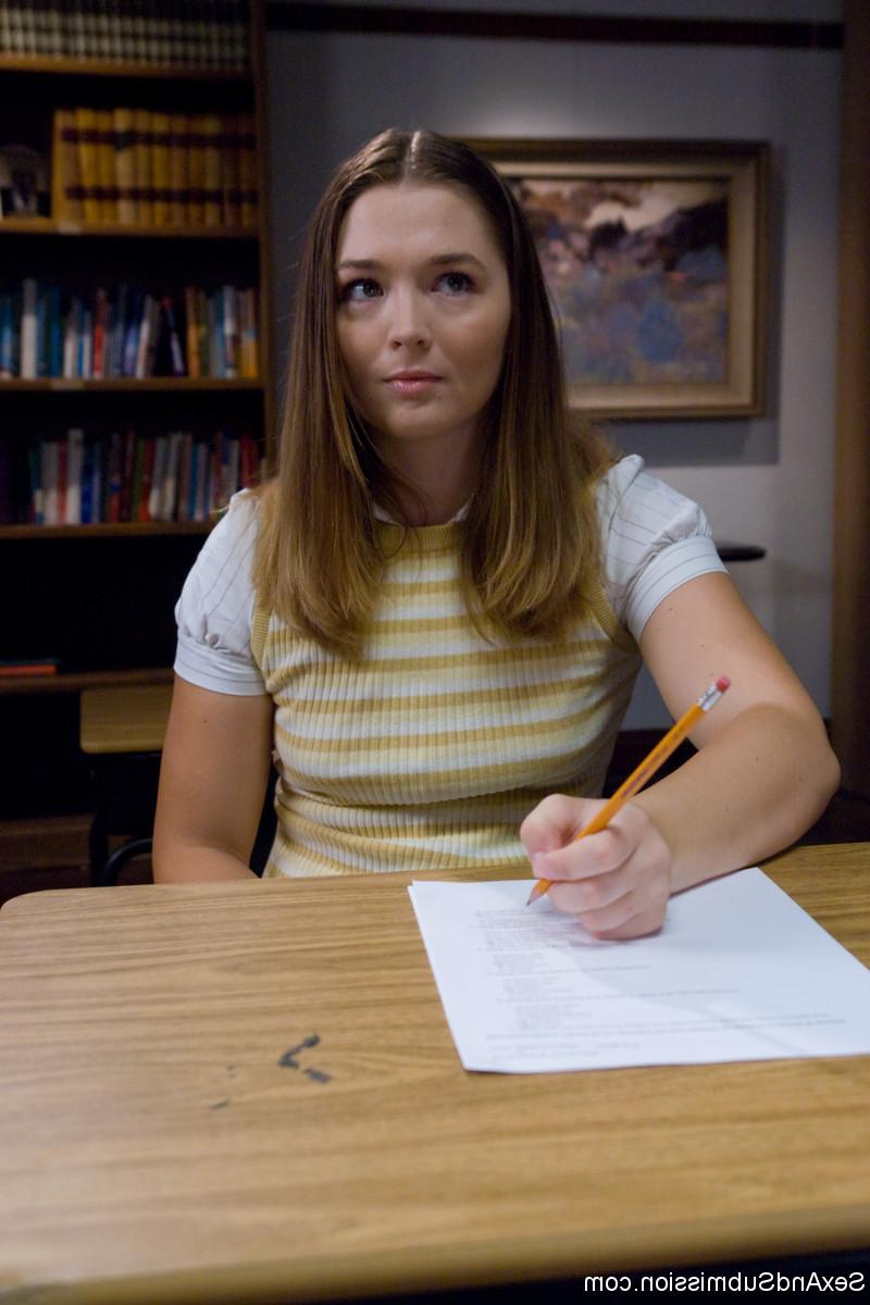 20P Adolescente com uma bunda grande Savannah West leva espancada e tocada pela professora