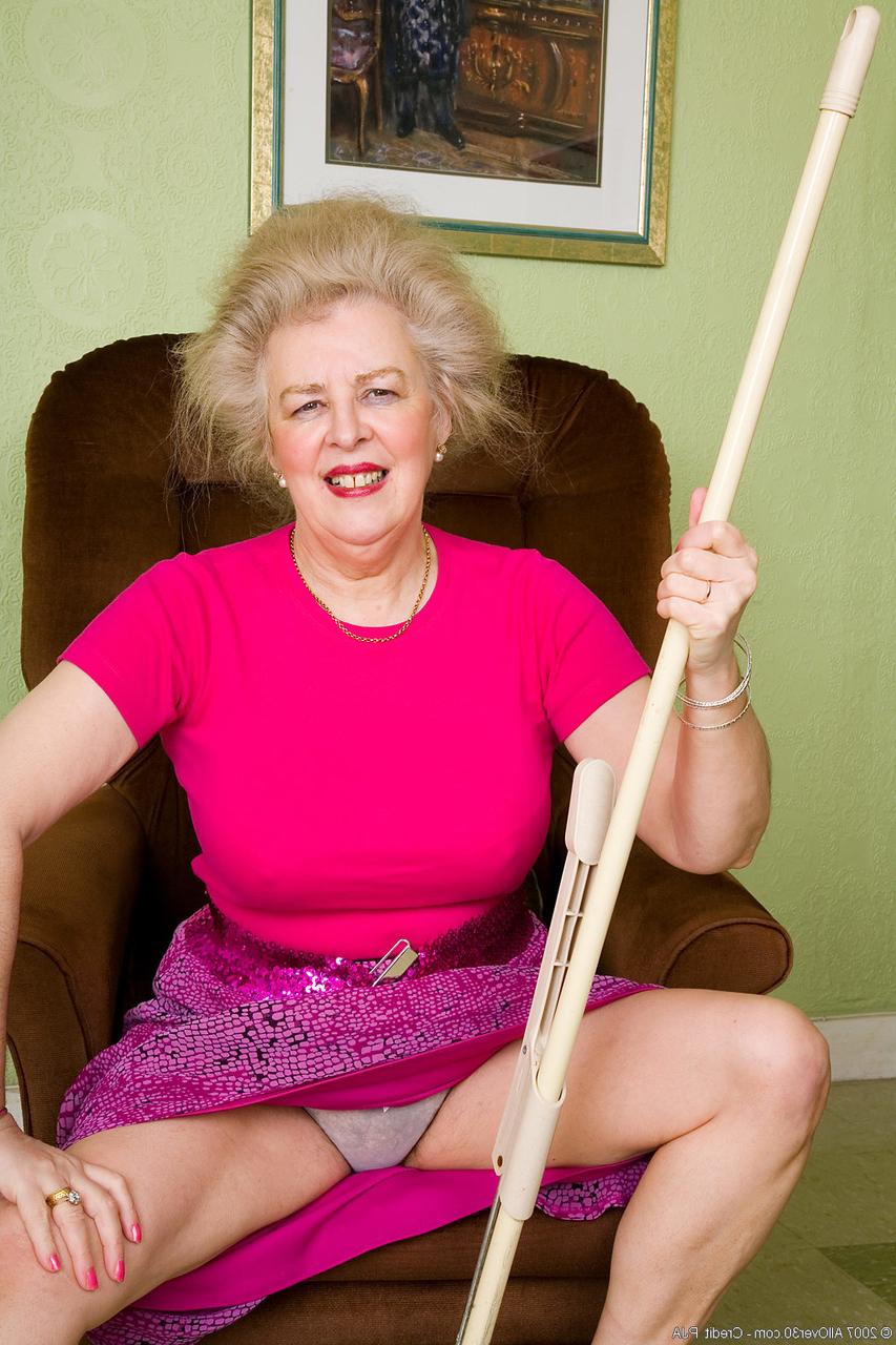 20P La traviesa abuela rubia tetona abre su coño peludo mientras se desnuda