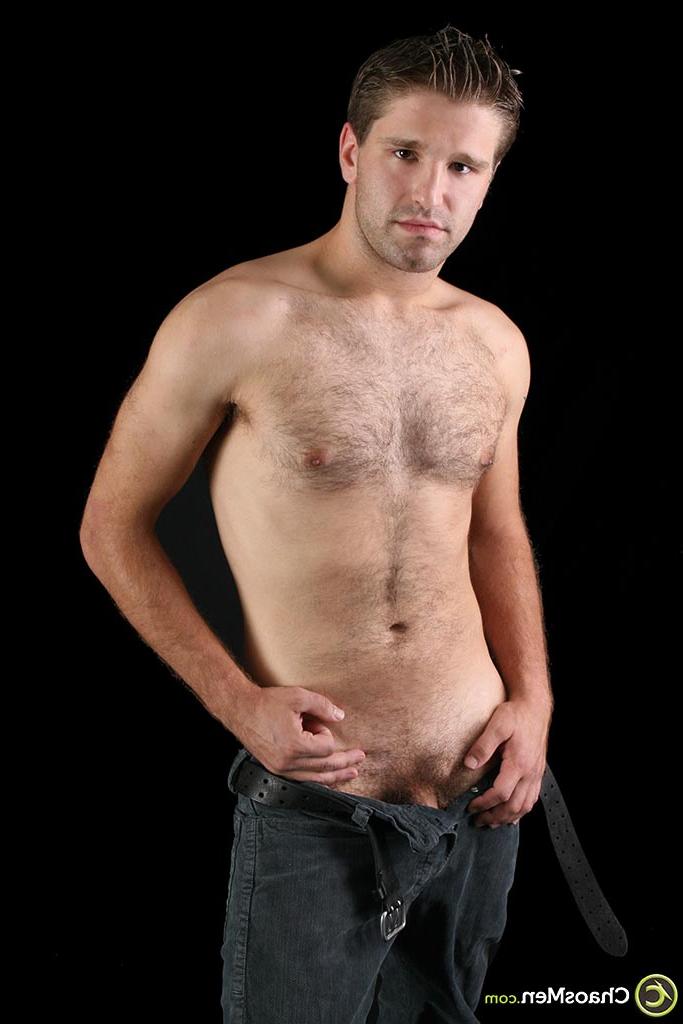 20P El moreno Tanner se desnuda, muestra su cuerpo peludo y se masturba en solitario