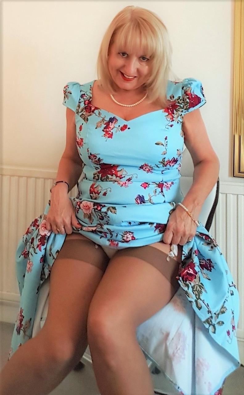20P A britânica safada Lorna Blu mostra sua bunda grande e seus peitos grandes