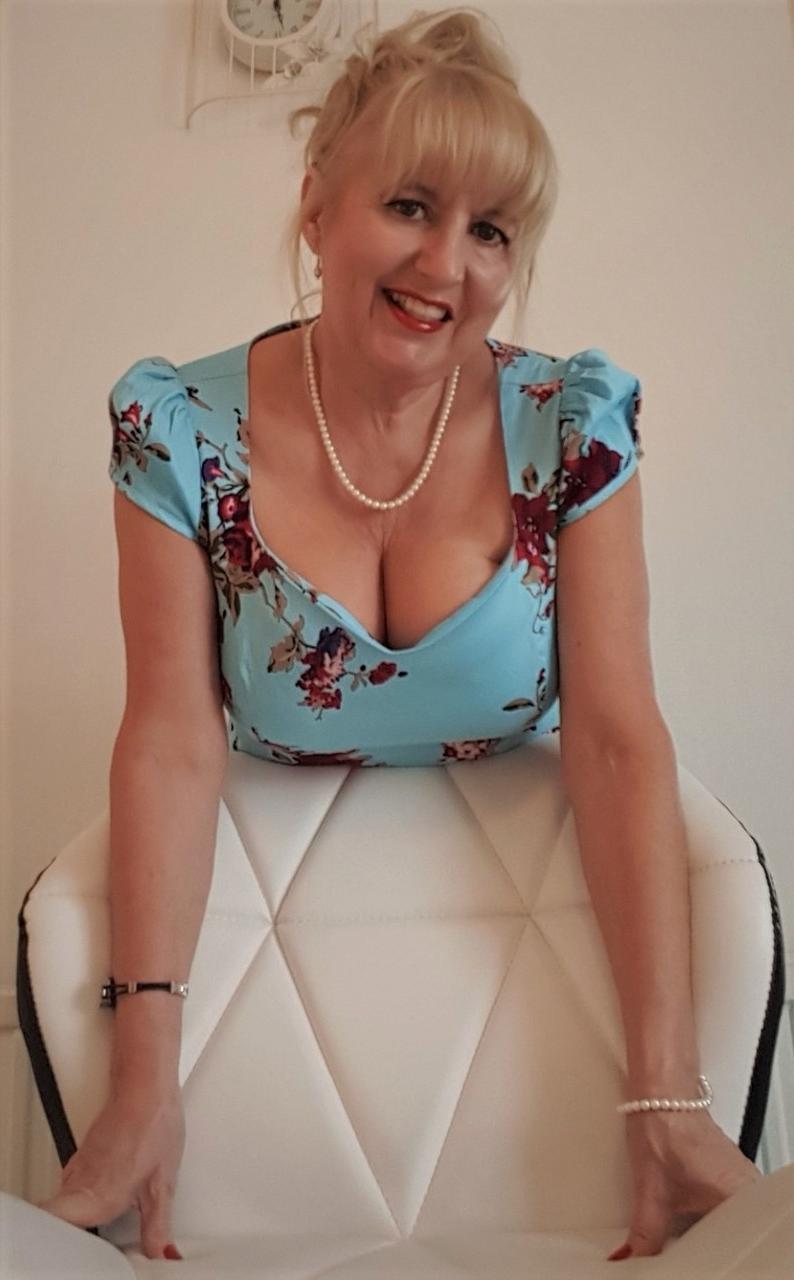 20P A britânica safada Lorna Blu mostra sua bunda grande e seus peitos grandes