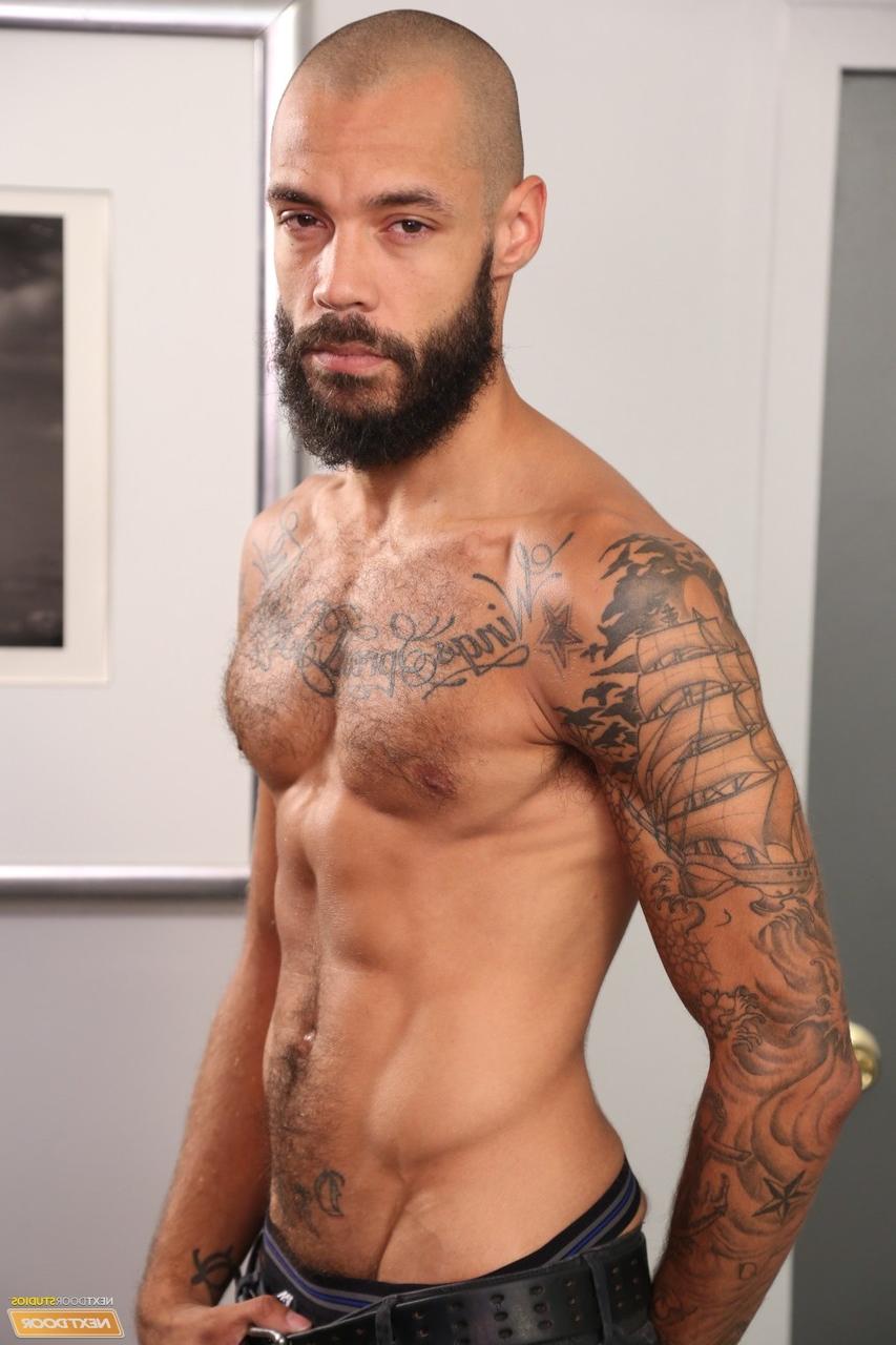 20P Dudes with big muscles kiss while spit roasting their gay lover in a hot 3some