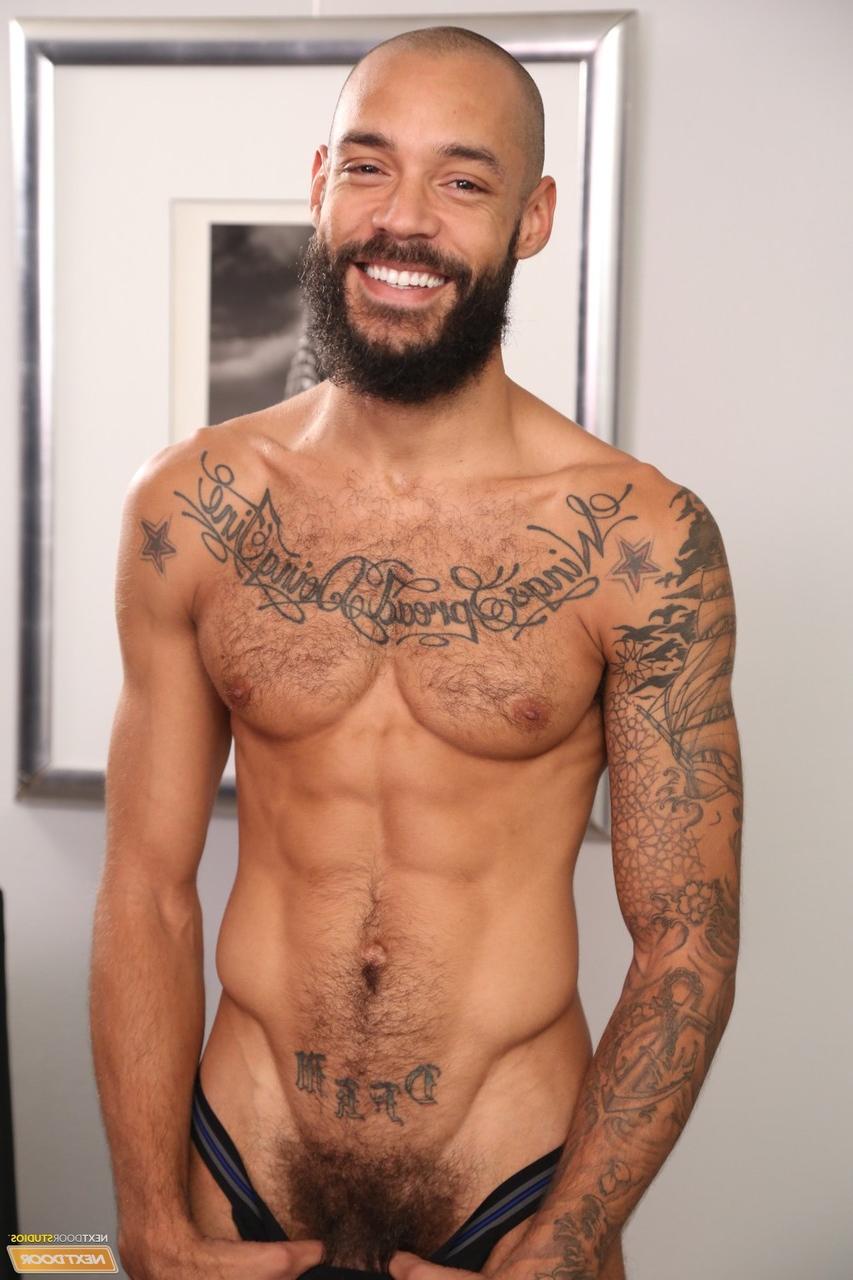 20P Dudes with big muscles kiss while spit roasting their gay lover in a hot 3some