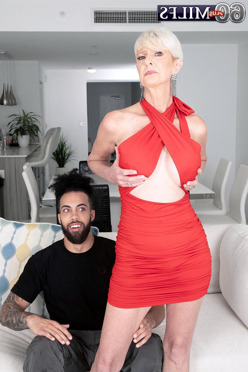 16P Mulher madura com cabelo loiro platinado Foxxxy Darlin faz sexo com seu garoto de brinquedo