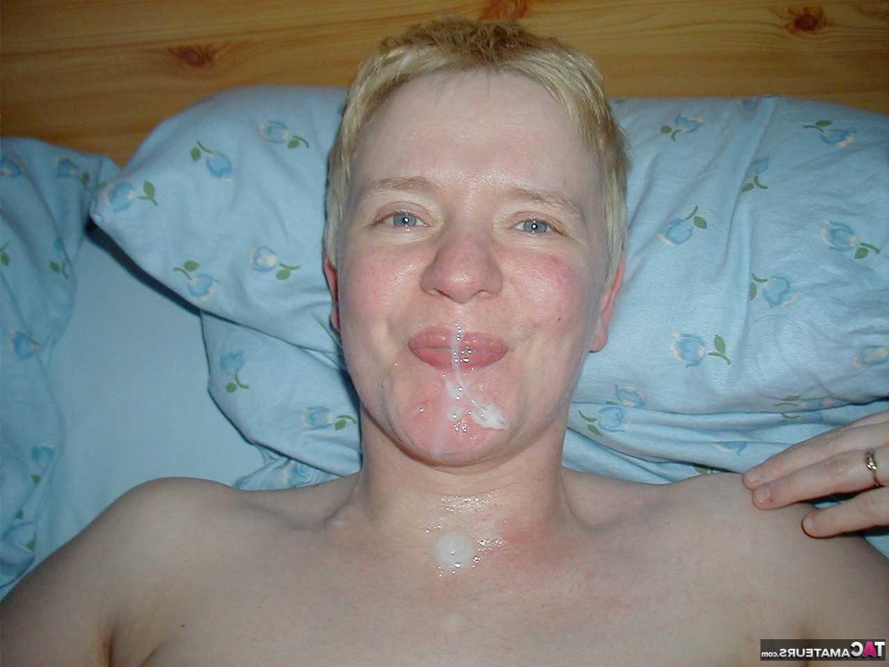 16P Die ältere Dame mit kurzen Haaren, Tiffany Pearl, trägt beim versauten Sex ein Sklavenhalsband