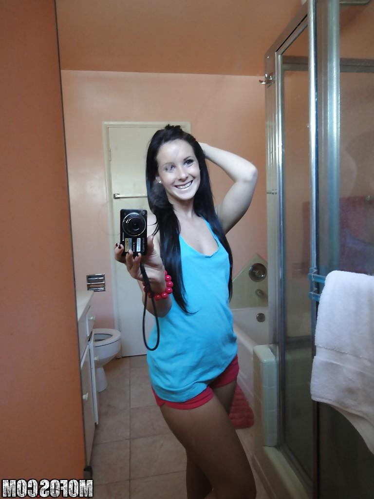 16P As garotas amadoras Tweety e Maryjane tiram fotos nuas no banho