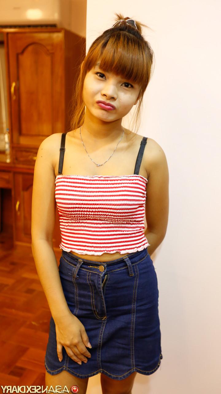 20P La petite jeune asiatique Mildred B dévoile ses courbes et baise au casting.