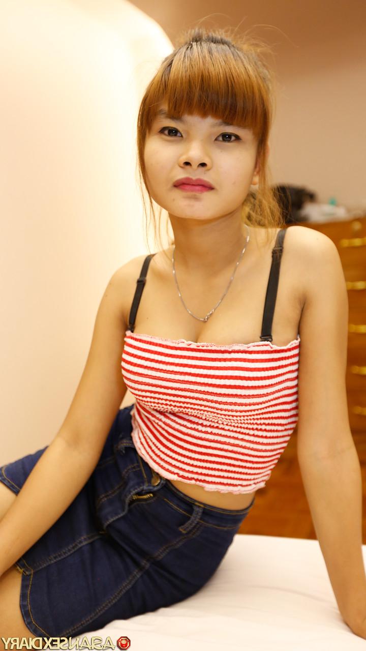 20P La petite jeune asiatique Mildred B dévoile ses courbes et baise au casting.
