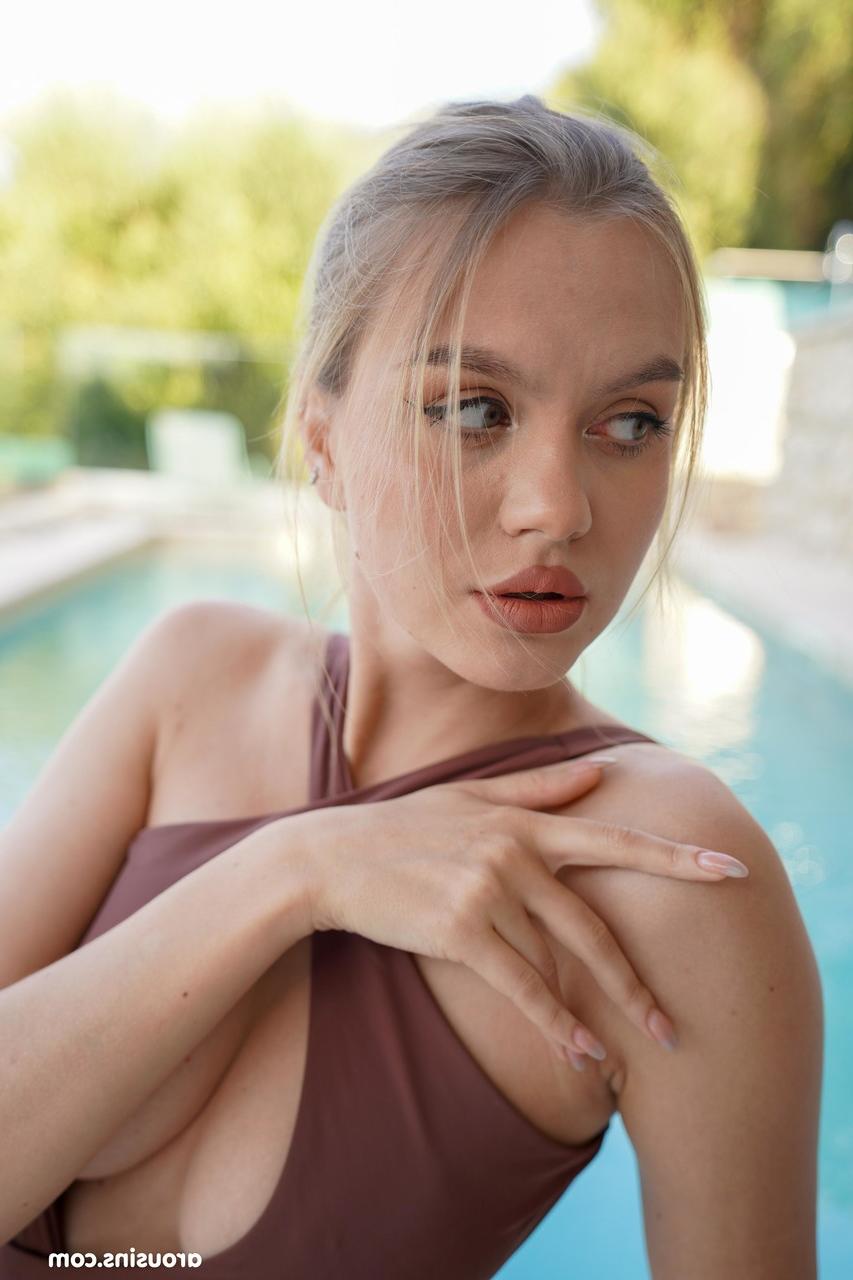 20P A glamourosa loira Lana Lane posa em seu maiô e mostra seus seios