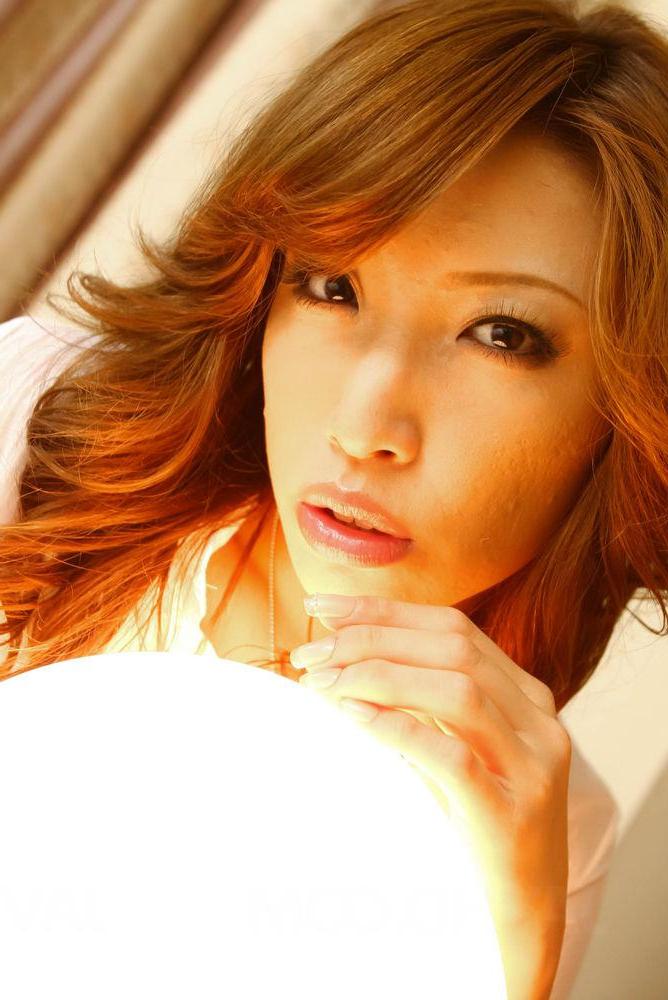 15P La pequeña pelirroja japonesa Aya Sakuraba luce un chocho desordenado durante el sexo con un chico