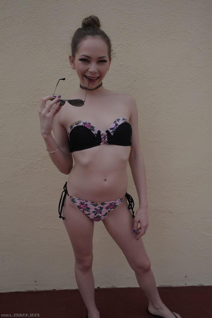 17P La pequeña morena Angel Smalls muestra su culo apretado y sus pequeñas tetas