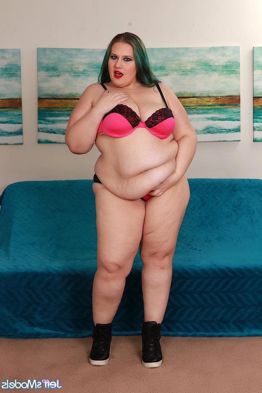 20P Lustful SSBBW Becki Butterfly gives a BJ & titjob before fucking