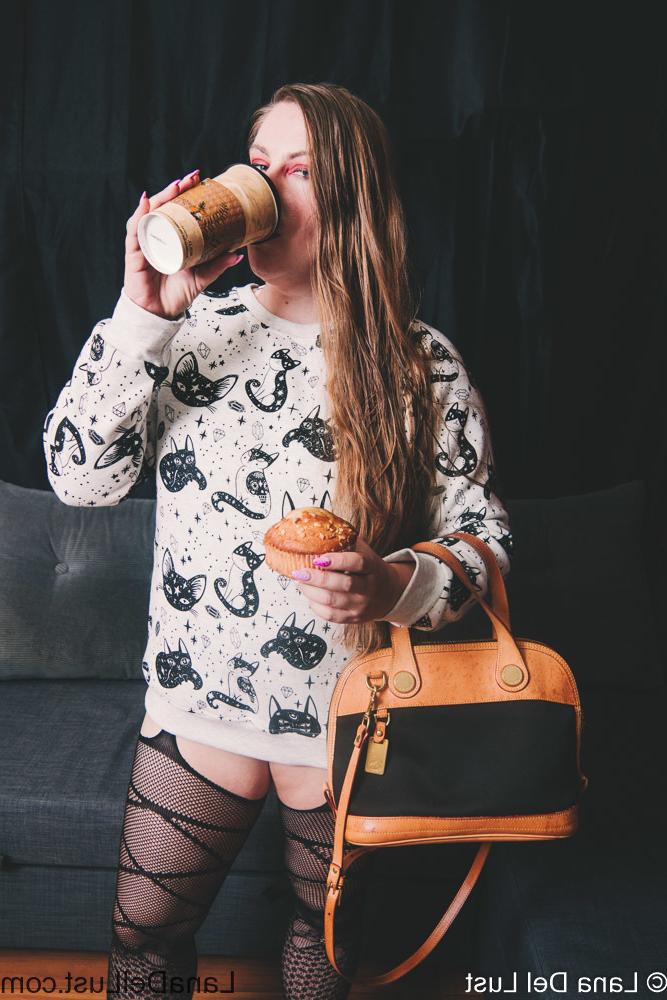 15P La gordita seductora lana del lust posa en medias y muestra sus curvas