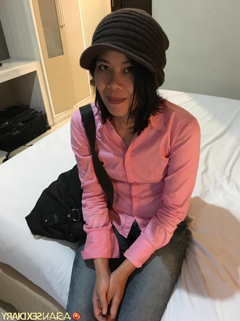 20P A linda mãe asiática Noni expõe sua buceta e a enche de um pau