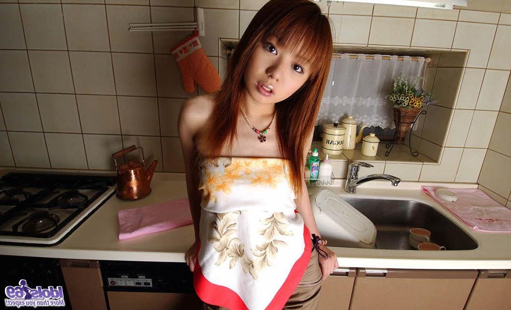 16P La bombasse japonaise aux cheveux roux Miyu se met totalement nue dans une cuisine.