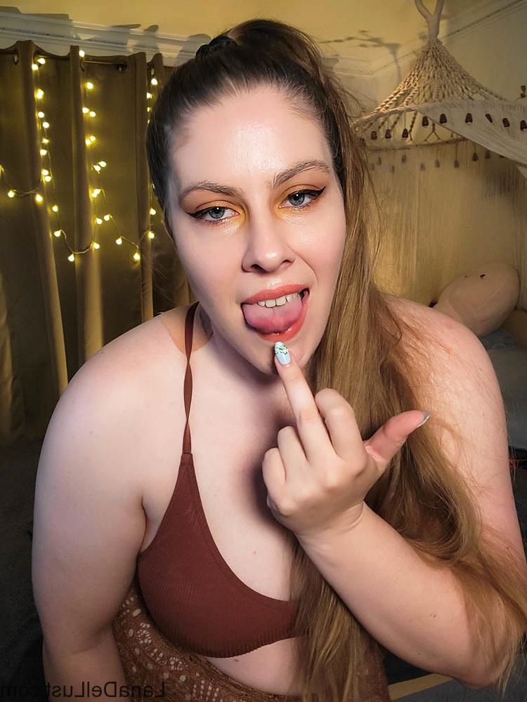 15P La gordita Lana Del Lust muestra sus jugosas tetas y muestra su gran culo