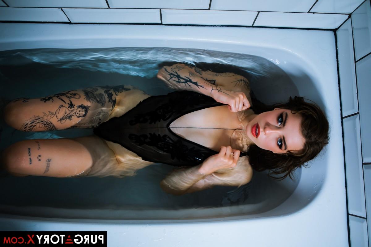20P Der tätowierte brünette Teenager Eden Ivy badet vor dem Sex im Badezimmer in Dessous