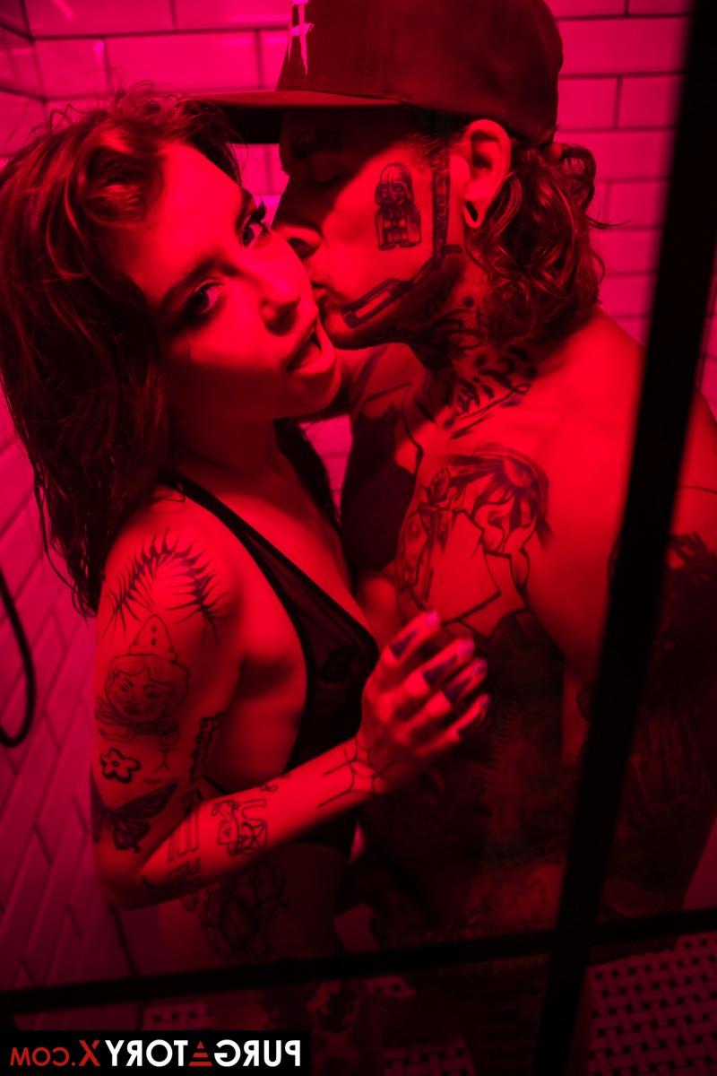 20P Der tätowierte brünette Teenager Eden Ivy badet vor dem Sex im Badezimmer in Dessous