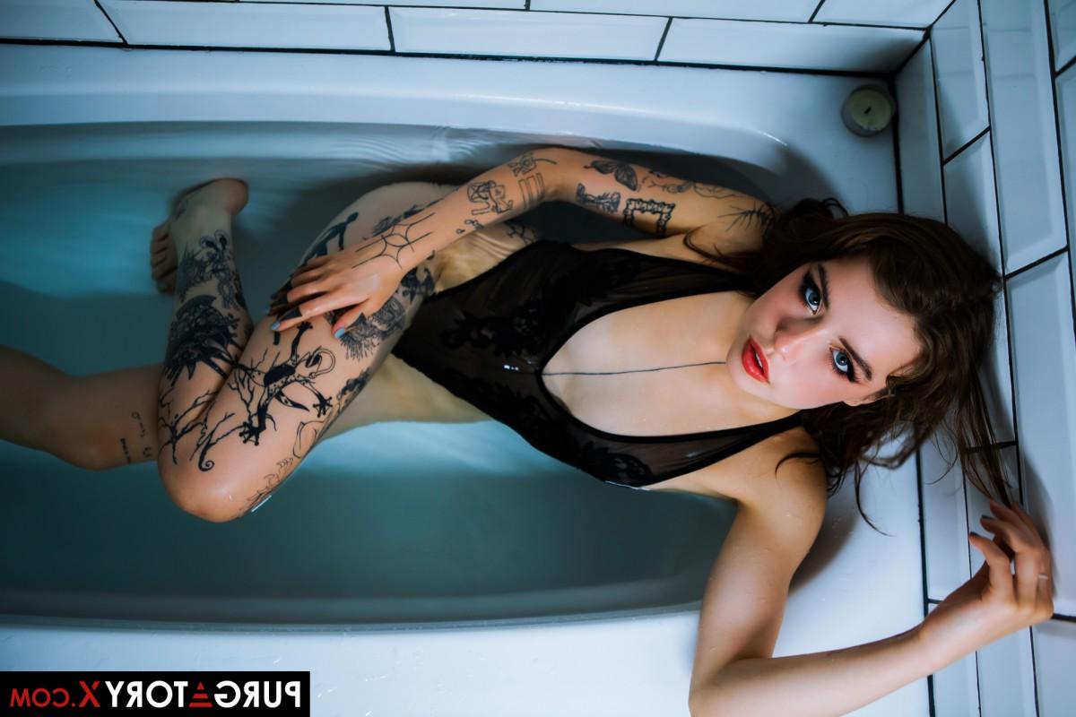 20P Der tätowierte brünette Teenager Eden Ivy badet vor dem Sex im Badezimmer in Dessous