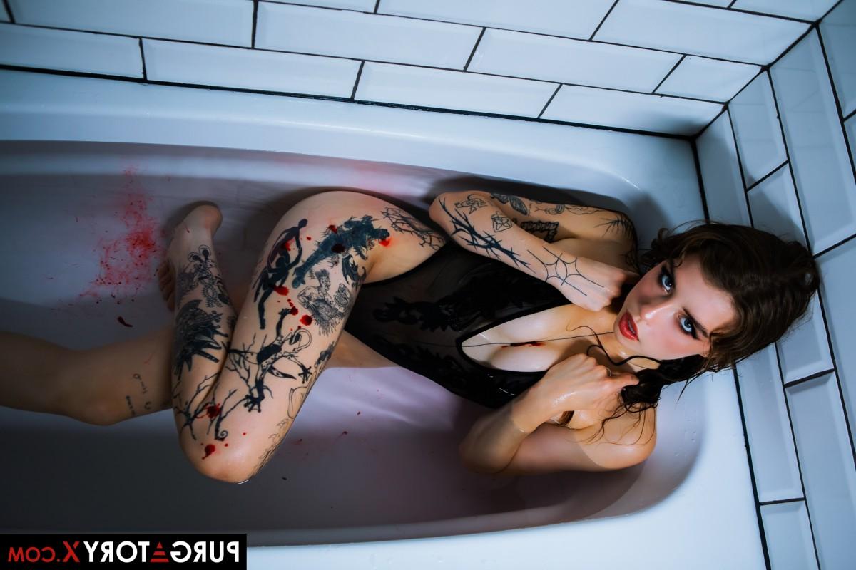 20P Der tätowierte brünette Teenager Eden Ivy badet vor dem Sex im Badezimmer in Dessous