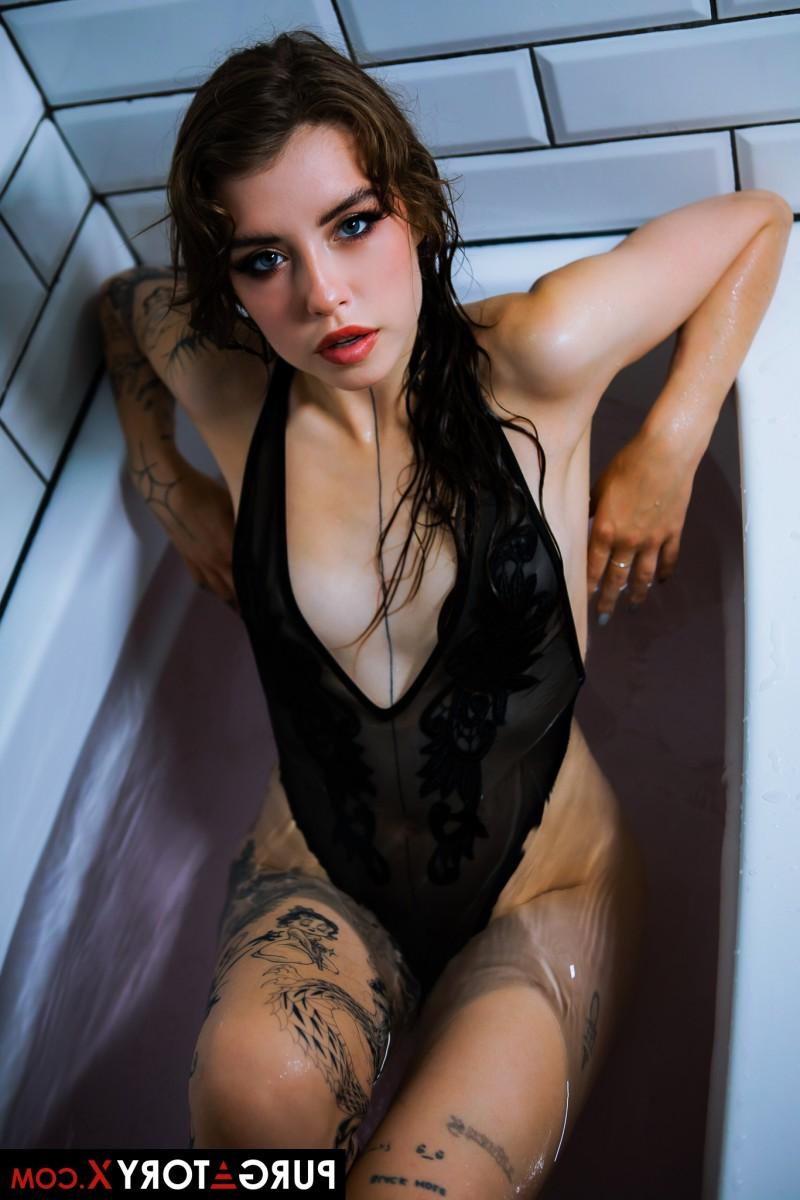 20P Der tätowierte brünette Teenager Eden Ivy badet vor dem Sex im Badezimmer in Dessous