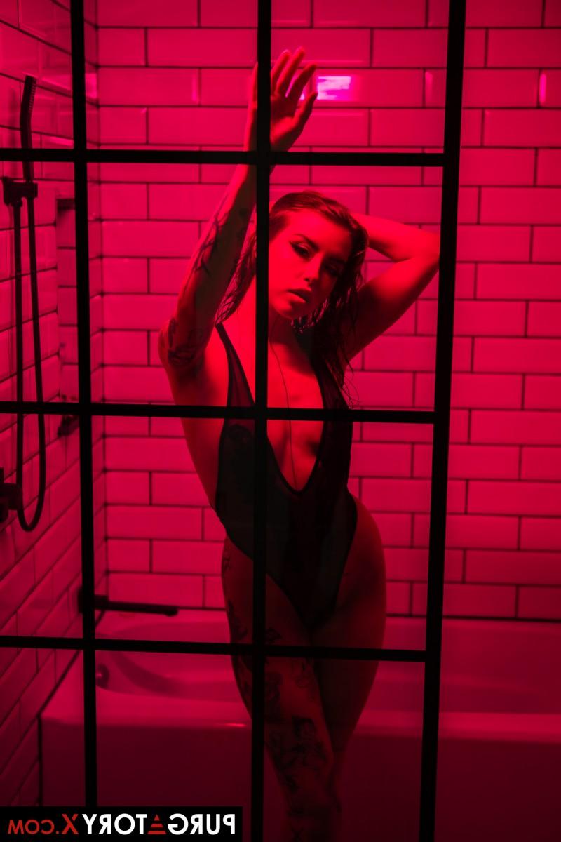 20P Der tätowierte brünette Teenager Eden Ivy badet vor dem Sex im Badezimmer in Dessous