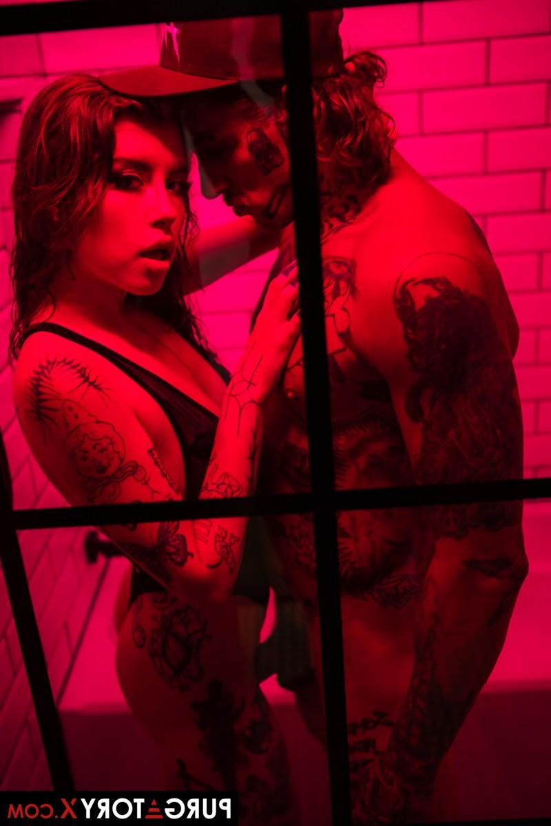 20P Der tätowierte brünette Teenager Eden Ivy badet vor dem Sex im Badezimmer in Dessous