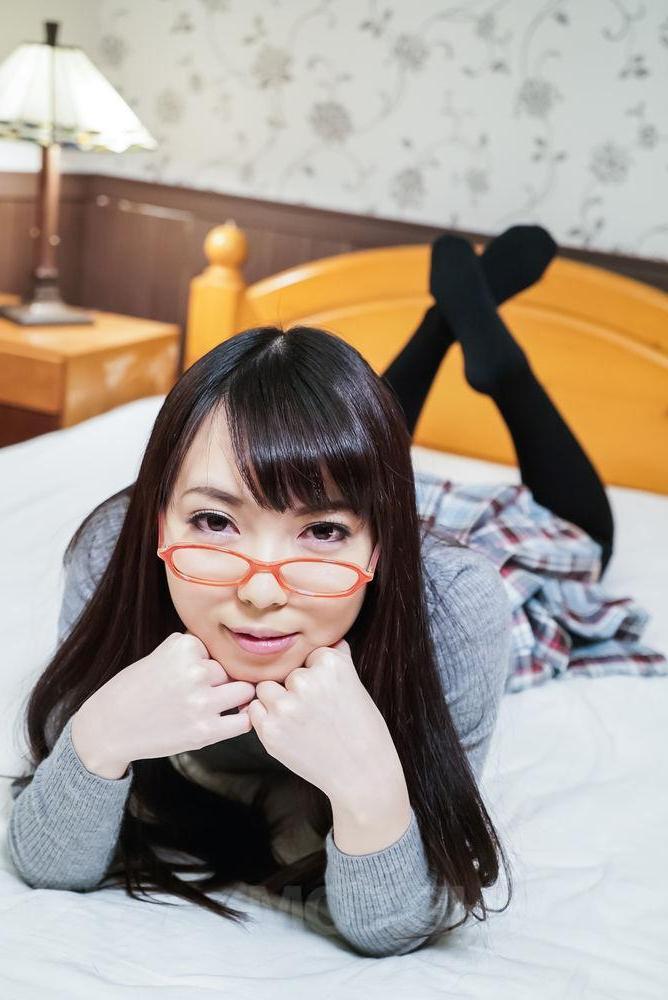 15P A estudante japonesa Chiemi Yada cospe esperma na palma da mão depois de chupar um pau