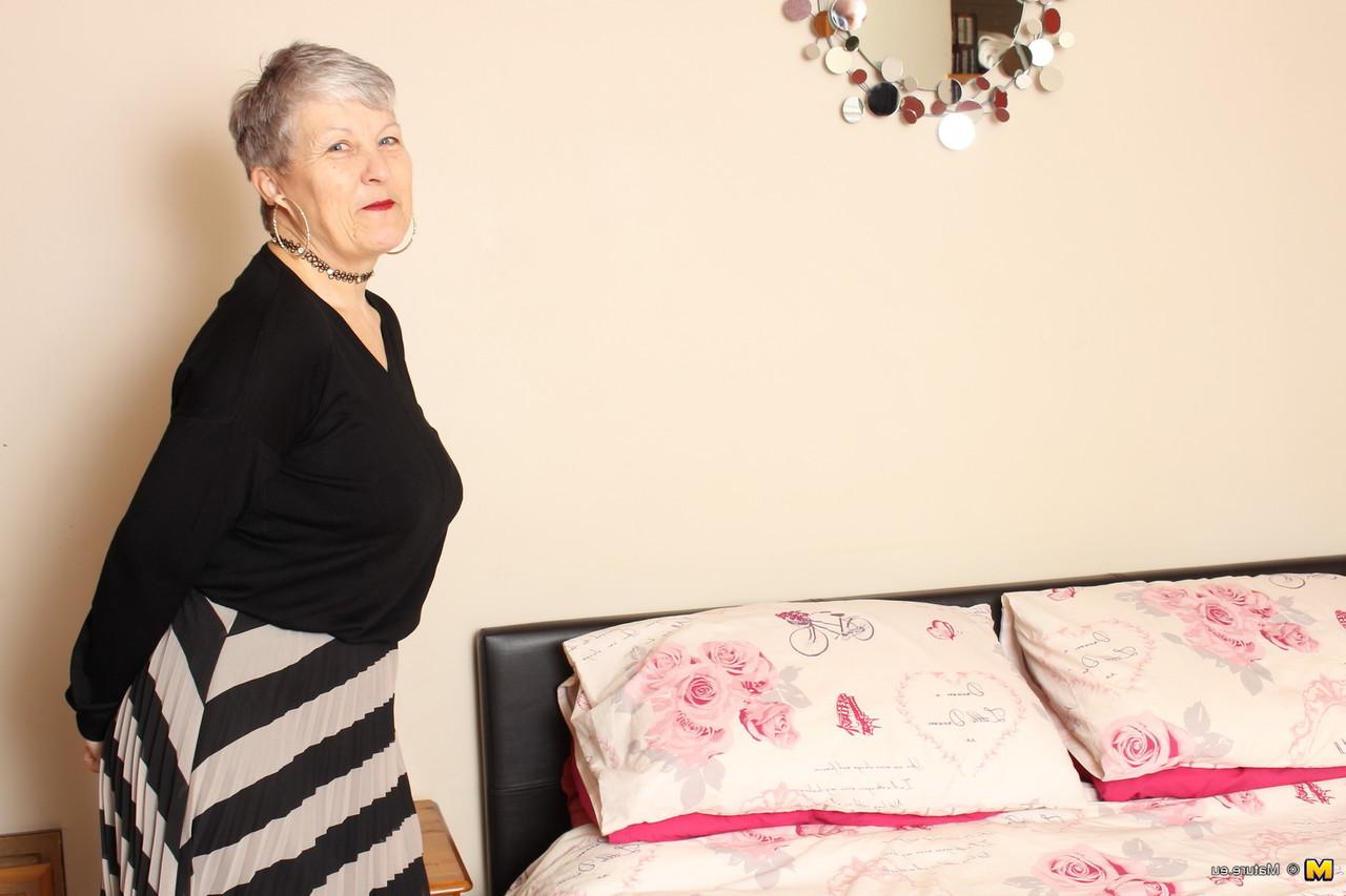16P Une grand-mère épaisse du Royaume-Uni serre ses seins ensemble tout en se déshabillant
